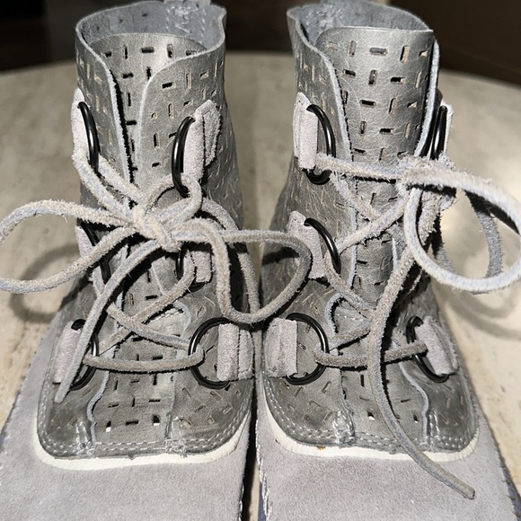 SOREL Joplin Perfed Leather Stitch Duck Boot Steel Gray
Blue Lace up boot Sz 7/8 - Picture 9 of 12